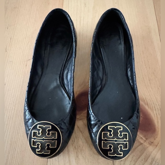 Tory Burch Women’s Quinn Quilted Patent Leather Gold Logo Black Ballet Flats 8M - Picture 2 of 8